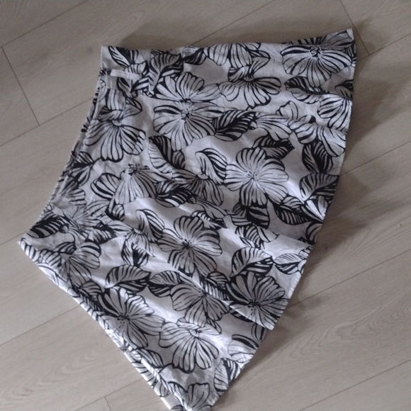 XL LE CHATEAU Beautiful Floral Lined Full Circle Skater SKIRT w Wide Waistband!! - Picture 4 of 7